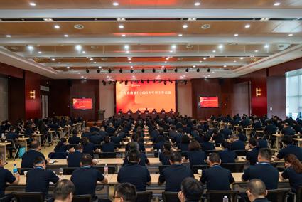 稳赢配资 东台农商银行召开2025年度年中工作会议